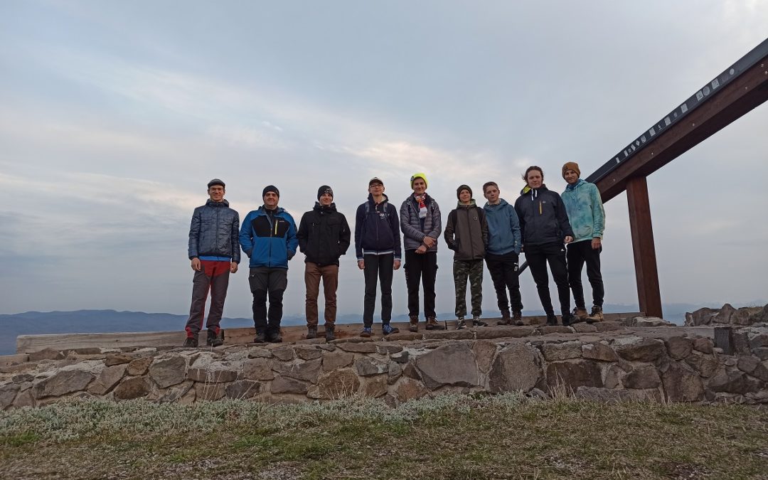 Miništranti s Ježišom na Pustý hrad