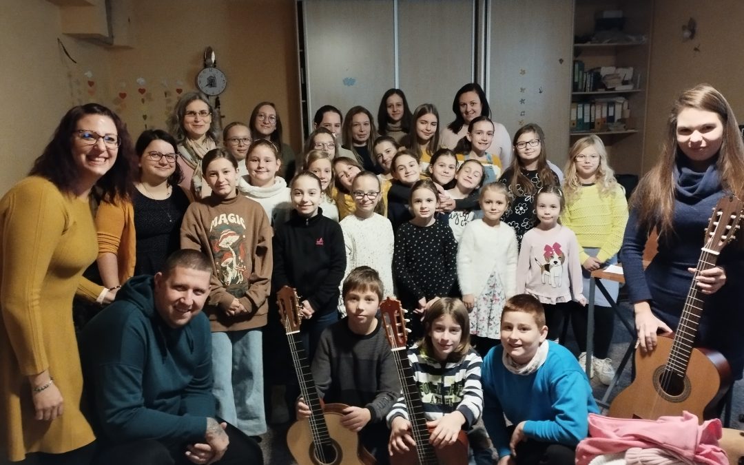 Keď sa spojí mestský a západniarsky detský zbor, je to sila!