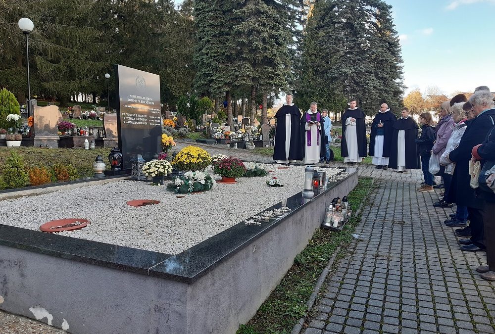 Novembrová pobožnosť pri hrobe dominikánskych bratov
